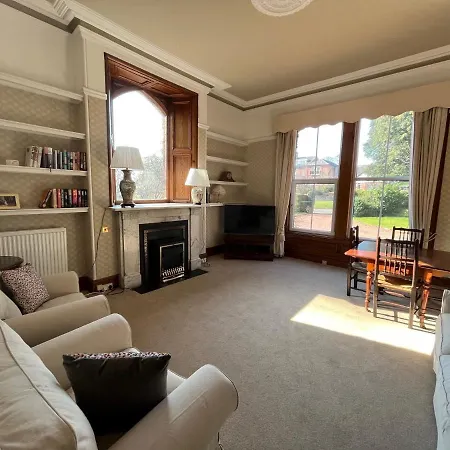 Edenwood, The Green, Daire