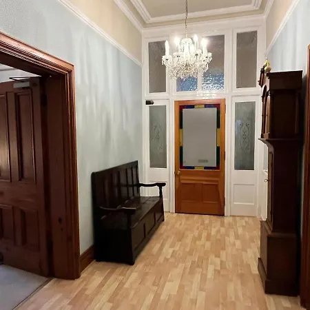 Edenwood, The Green, Daire